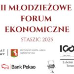 Plakat informujący o II Młodzieżowym Forum Ekonomicznym. Napisy bordowe na białym tle. Informacja o patronatach Prezydenta miasta Lublin i Lubelskiego Kuratora Oświaty. Również logo Banku Pekao SA w Lublinie, Studia grafiki Renata Pisze oraz logo PxC i Stasie Radio.