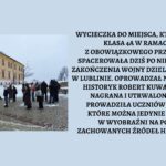 Wycieczka do miejsca, którego nie ma... Klasa 4a w ramach zajęć z obowiązkowego przedmiotu TOK spacerowała dziś po nieistniejącej od zakończenia wojny dzielnicy żydowskiej w Lublinie. Oprowadzał nas nieżyjący już historyk Robert Kuwałek, którego nagrana i utrwalona opowieść prowadziła uczniów przez ulice, które można jedynie odtworzyć w wyobraźni na podstawie zachowanych źródeł historycznych. Na zdjęciu grupa młodzieży stojąca przed budynkiem. Młodzież ubrana w zimowe kurtki, aura zimowa. W tle budynek na ul. Złotej