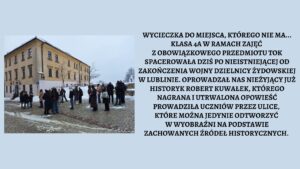 Wycieczka do miejsca, którego nie ma... Klasa 4a w ramach zajęć z obowiązkowego przedmiotu TOK spacerowała dziś po nieistniejącej od zakończenia wojny dzielnicy żydowskiej w Lublinie. Oprowadzał nas nieżyjący już historyk Robert Kuwałek, którego nagrana i utrwalona opowieść prowadziła uczniów przez ulice, które można jedynie odtworzyć w wyobraźni na podstawie zachowanych źródeł historycznych. Na zdjęciu grupa młodzieży stojąca przed budynkiem. Młodzież ubrana w zimowe kurtki, aura zimowa. W tle budynek na ul. Złotej