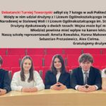 Obrazek przedstawia informację o uczestnictwie drużyny z I Liceum Ogólnokształcącego im. Komisji Edukacji Narodowej w Debatanckim Turnieju Towarzyskim, który odbył się 7 lutego w auli Politechniki Rzeszowskiej. Na górze grafiki znajdują się logotypy turnieju: z lewej strony herb Komisji Edukacji Narodowej, a z prawej herb I Liceum Ogólnokształcącego im. St. Staszica. Poniżej logotypów znajduje się tekst, który brzmi: Debatancki Turniej Towarzyski odbył się 7 lutego w auli Politechniki Rzeszowskiej. Wzięły w nim udział drużyny z I Liceum Ogólnokształcącego im. Komisji Edukacji Narodowej w Stalowej Woli i I Liceum Ogólnokształcącego im. St. Staszica w Lublinie. Drużyny dyskutowały o dwóch tezach: Wojna może być moralnie dobra; Młodzież powinna mieć wpływ na kanon lektur. Naszą szkołę reprezentowali: Amelia Kowalska, Hanna Makowska, Sofija Saweneć, Sebastian Protasiewicz, Alex Cielma. Gratulujemy drużynie sukcesu w debatach. Na dole obrazka znajduje się zdjęcie pięciu uczniów siedzących przy stole w czerwonej auli. Uczniowie są ubrani elegancko, w stroje formalne. W tle widoczne są czerwone krzesła sali wykładowej.