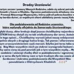 Grafika przedstawia podziękowanie skierowane do uczniów oraz ich rodziców, wyrażające wdzięczność za pomoc w zebraniu funduszy na zakup laptopa dla uczennicy z liceum w Kłodzku. Tło grafiki jest jasnoniebieskie, a tekst w większości zapisany jest czarną czcionką, z pewnymi elementami wyróżnionymi pogrubieniem. Treść tekstu: Drodzy Uczniowie! Dzięki Waszym otwartym sercom i pomocy Waszych Rodziców, udało się zebrać potrzebną kwotę na zakup laptopa dla Koleżanki z liceum w Kłodzku. Ogromne podziękowania składamy również członkom Stowarzyszenia Promocji Aktywnego Wypoczynku, którzy pokryli połowę kosztów zakupu laptopa. Jesteśmy bardzo dumni, że wspólnymi siłami zdołaliśmy pomóc naszej Koleżance. Samorząd Uczniowski Oto podziękowania od Rodziców uczennicy, które wpłynęły oficjalnie do Samorządu Uczniowskiego: „Z całego serca, z głębi duszy, słów brakuje skąd jeszcze chcielibyśmy najserdeczniej jak tylko się da podziękować WSZYSTKIM którzy złożyli się na tak wielkoduszny dar serca. Jesteśmy tak wzruszeni, że nie jestem w stanie tego opisać… Chcielibyśmy wyrazić jakoś naszą wdzięczność za tak ogromną pomoc dla ludzi zupełnie obcych z drugiego końca kraju. Tak pomoc i ofiarowane serce nie jest jakaś drobnostką, ale realnym urzeczywistnieniem czyichś marzeń. Edytka jest teraz taka szczęśliwa, a my całą rodziną wraz z nią. Bóg Wam wszystkim niech po stokroć wynagrodzi łaskami za to dobro, które otrzymujemy, aż łzy same cisną się pod powieki, jak o tym wszystkim myślę… Może kiedyś będzie okazja spotkać się osobiście i uściskać choćby dłoń w podziękowaniu i ogromnej wdzięczności, jaką żywimy w sercu dla tych, którzy nam w tym trudnym dla nas czasie okazują. Serdeczne i stokrotne podziękowania dla Wszystkich Was powodzianie z Ołdrzychowic Kłodzkich 🌷🌷🌷” Grafika ma czytelny i przejrzysty układ tekstu. Pogrubienia zostały użyte dla nagłówków oraz wyrażeń kluczowych, co pomaga wyróżnić najważniejsze elementy treści. W dolnej części grafiki znajdują się trzy ikonki tulipanów, symbolizujące wdzięczność i ciepłe uczucia.