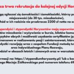 Grafika ma tło w jasnoszarym kolorze. Tekst jest napisany czarną i czerwoną czcionką. Treść grafiki: Nagłówek (czerwony, pogrubiony, większa czcionka): "Do 31 marca trwa rekrutacja do kolejnej edycji Horyzontów." Treść główna (czarna czcionka): "Do programu mogą zgłaszać się ósmoklasiści i ósmoklasistki, którzy pochodzą z małych miejscowości (do 30 tys. mieszkańców), a dochód w ich rodzinie nie przekracza 2200 zł netto na osobę." Podtytuł (czerwony, pogrubiony): "Stypendyści i stypendystki Horyzontów mają zapewnione:" Lista punktowana (czarna czcionka): pokrycie kosztów mieszkania i wyżywienia w bursie, biletów komunikacji miejskiej, naukę języków obcych i możliwość uzyskania certyfikatów językowych, wsparcie finansowe w realizowaniu pasji i zainteresowań, które stypendyści i stypendystki rozwijają wraz z zespołem Fundacji metodą tutoringu oraz Indywidualnego Planu Rozwoju, udział w obozach letnich i zimowych oraz w warsztatach. Dodatkowe informacje (czarna czcionka): "Więcej informacji na: https://stypendiumhoryzonty.pl/ lub u koordynatora regionalnego Macieja Ziółkowskiego pod numerem telefonu 696648119." Uwagi do stylu: Tekst kluczowy (nagłówek oraz podtytuł) jest wyróżniony kolorem czerwonym, co przyciąga uwagę. Lista punktowana jest uporządkowana za pomocą czarnych kropek, co ułatwia czytanie. Tekst jest czytelny, a informacje jasno sformułowane. Grafika jest przejrzysta i czytelna dla osób z trudnościami w widzeniu barw dzięki kontrastowi czerwonego tekstu na jasnym tle oraz klarownej strukturze informacji.