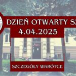 Na zdjęciu widoczny jest budynek szkoły – Liceum Ogólnokształcącego im. Stanisława Staszica w Lublinie. Przed wejściem do budynku znajdują się drzewa iglaste, które częściowo zasłaniają fasadę. Budynek jest w odcieniach beżu, z ciemniejszym cokołem przy podstawie. Wejście do szkoły znajduje się na środku zdjęcia, posiada drzwi w ciemnym kolorze, nad którymi wisi tablica z nazwą placówki. Po obu stronach drzwi widoczne są okna. Przed wejściem rosną kwiaty w klombach, a chodnik prowadzący do drzwi jest zadbany. Na zdjęcie nałożone są elementy graficzne w kolorze bordowym. U góry znajduje się szeroki pasek z tekstem: "DZIEŃ OTWARTY SZKOŁY 4.04.2025" zapisanym dużymi, białymi literami z czarnym konturem w ozdobnej czcionce. Po lewej stronie widnieje okrągłe logo szkoły, w którym znajduje się czarno-biały profil Stanisława Staszica oraz napis: "I LICEUM OGÓLNOKSZTAŁCĄCE IM. STANISŁAWA STASZICA W LUBLINIE". Na dole obrazu umieszczony jest kolejny bordowy pasek z tekstem: "SZCZEGÓŁY WKRÓTCE" w tej samej stylizowanej czcionce co wyżej. Całość grafiki jest czytelna, a bordowe elementy wyraźnie kontrastują z jasnym tłem zdjęcia szkoły.