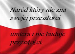 Tło: Grafika przedstawia falującą flagę Polski, czyli prostokątny dwukolorowy materiał podzielony poziomo na dwie równe części: górna połowa flagi jest biała, dolna połowa flagi jest czerwona. Flaga ma realistyczny, falujący kształt, sprawiający wrażenie materiału poruszającego się na wietrze. Cienie i załamania tkaniny podkreślają trójwymiarowość obrazu. Tekst na fladze: Na tle flagi Polski znajduje się cytat napisany ozdobną, kursywą (pochylonym pismem), w dwóch kolorach: Górna część cytatu, znajdująca się na białym tle, napisana jest czarnym kolorem. Dolna część cytatu, znajdująca się na czerwonym tle, napisana jest kolorem granatowym (ciemnoniebieskim, prawie czarnym). Pełna treść cytatu (w języku polskim): „Naród, który nie zna swojej przeszłości, umiera i nie buduje przyszłości.” Układ tekstu na obrazie: Pierwsze dwie linijki tekstu znajdują się na górnej, białej części flagi: Naród który nie zna swojej przeszłości Dwie kolejne linijki znajdują się na czerwonej części flagi: umiera i nie buduje przyszłości. Interpretacja i kontekst: Jest to znany cytat przypisywany Józefowi Piłsudskiemu, wyrażający ideę, że naród, który zapomina o swojej historii, traci swoją tożsamość i nie jest w stanie rozwijać się w przyszłości. Cytat ma patriotyczny charakter i często używany jest w kontekście edukacyjnym, historycznym lub narodowym.