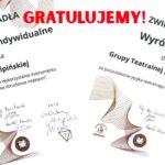 Na grafice przedstawione są dwa dyplomy umieszczone na białym tle, lekko przechylone względem siebie, skierowane w przeciwnych kierunkach (lewy dyplom – w prawo, prawy – w lewo). Na środku u góry, między nimi, dużymi czerwonymi literami zapisano słowo: „GRATULUJEMY!” Oba dyplomy zawierają faliste, abstrakcyjne linie w odcieniach brązu, złota i czerwieni oraz logotypy organizatorów. Na każdym widnieją podpisy członków jury oraz teksty opisujące wyróżnienia. Szczegółowy opis treści na dyplomie po lewej stronie: Nagłówek: „ZWIERCIADŁA” Tytuł wyróżnienia: „Wyróżnienie indywidualne” Dla: „Anny Lipińskiej” Uzasadnienie: „za wrażliwe i świadome wykorzystanie instrumentu w spektaklu „Kawa zbrudzona mlekiem”.” Pod treścią znajdują się podpisy jurorów (ręczne, nieczytelne w pełni), logotyp szkoły (I LO Zamoyski) oraz stylizowana pieczęć z konturem budynku. Szczegółowy opis treści na dyplomie po prawej stronie: Nagłówek: „ZWIERCIADŁA” Tytuł wyróżnienia: „Wyróżnienie” Dla: „Grupy Teatralnej „RESZTA LUDZI”” Uzasadnienie: „za poszukiwanie języka teatralnego w obszarze ruchu i mimiki.” Na dole – podobnie jak w pierwszym przypadku – znajdują się podpisy jurorów, logotyp I LO Zamoyski oraz kolorowy logotyp w formie sześcianu z literą „T” (symbol teatralny). Elementy graficzne: Oba dyplomy zdobione są geometrycznymi, płynnie falującymi liniami przypominającymi fale dźwiękowe lub ruch sceniczny – symbolicznie odnoszą się do tematyki sztuki. Czerwony napis „GRATULUJEMY!” wyróżnia się jako centralny i emocjonalny akcent grafiki, wprowadzając ton celebracyjny. Cel grafiki: Upamiętnienie sukcesu Anny Lipińskiej oraz grupy teatralnej „Reszta Ludzi” w ramach wydarzenia artystycznego „ZWIERCIADŁA”. Grafika służy jako forma publicznego ogłoszenia i gratulacji.