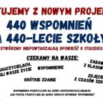 Grafika informacyjna zapowiadająca projekt jubileuszowy szkoły, zatytułowany „440 wspomnień na 440-lecie szkoły!”. Utrzymana w prostym, czytelnym stylu z dużą ilością tekstu. Tło jest białe, tekst w kolorach czerwonym, granatowym i czarnym. Całość otoczona delikatną, cienką ramką w odcieniach czerwieni. Treść grafiki – ułożenie i formatowanie: Nagłówek (na samej górze, duża czcionka, pogrubiona, kolor czerwony): STARTUJEMY Z NOWYM PROJEKTEM! Pod nagłówkiem (wielkie litery, granatowa czcionka, bardzo duża, wyraźna): 440 WSPOMNIEŃ NA 440-LECIE SZKOŁY! Bezpośrednio pod tytułem projektu (mniejsza czcionka, kolor czerwony): STWÓRZMY NIEPOWTARZALNĄ OPOWIEŚĆ O STASZICU Środkowa część grafiki – czarny pogrubiony napis (czcionka imitująca pieczątkę, z podkreśleniem): Czekamy na wasze: Poniżej tego nagłówka różne formy wspomnień, rozmieszczone ukośnie i swobodnie na całej szerokości grafiki, każde w innym miejscu i kącie nachylenia. Wszystkie w czarnej pogrubionej czcionce: REFLEKSJE O NAUCZYCIELACH, KTÓRZY ZMIENILI WASZE ŻYCIE WSPOMNIENIE ZABAWNĄ HISTORIĘ Z KLASOWYCH WYPADÓW KRÓTKIE ZDANIE ZDJĘCIE Z CZASÓW SZKOLNYCH Dolna część grafiki – czarny tekst, mniejsza czcionka (prosty styl, bez ozdobników): WSPOMNIENIA PRZESYŁAJCIE NA ADRES 440STASZIC@LO1.LUBLIN.EU LUB POCZTĄ TRADYCYJNĄ NA ADRES SZKOŁY Z DOPISKIEM „WSPOMNIENIA” Elementy graficzne i stylistyczne: Tło: całkowicie białe, bez obrazków czy tekstur. Ramka: cienka, dwukolorowa linia – lewa i dolna część ramki w ciemnoczerwonym kolorze, prawa i górna część w odcieniu granatowym. Ramka nie tworzy pełnego prostokąta, tylko sugeruje obramowanie. Czcionki: wyraźne, czytelne, stylizowane na pieczątkowe lub gazetowe, niektóre słowa są pochylone, inne pisane kapitalikami, część słów ma efekt postarzenia (nierównomierne wypełnienie liter, imitujące stempel). Kolory: dominujące to czerwony, granatowy i czarny – kontrastujące z białym tłem, co wspiera dostępność wizualną. Cel grafiki: Zachęcenie uczniów, absolwentów i sympatyków szkoły (z kontekstu można wnioskować, że chodzi o I LO im. Stanisława Staszica w Lublinie) do udziału w jubileuszowym projekcie zbierania wspomnień – łącznie 440 historii z okazji 440-lecia szkoły.