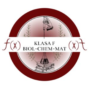 Kształt: Okrąg z bordową ramką. Tło: Różowo-białe z delikatnym gradientem. Po bokach wewnętrznego koła znajdują się stylizowane gałązki liściaste – po jednej z każdej strony. Centrum grafiki: Rysunek ręki trzymającej pipetę nad zlewem chemicznym, który stoi na stosie książek – symbol nauki, doświadczeń chemicznych i edukacji. Poziomy biały pas na środku zawiera napis: „KLASA F BIOL-CHEM-MAT” (biologiczno-chemiczno-matematyczna). Po lewej i prawej stronie pasa znajdują się matematyczne symbole funkcji: po lewej f(x), po prawej (x^t), symbolizujące matematyczne aspekty tej klasy.