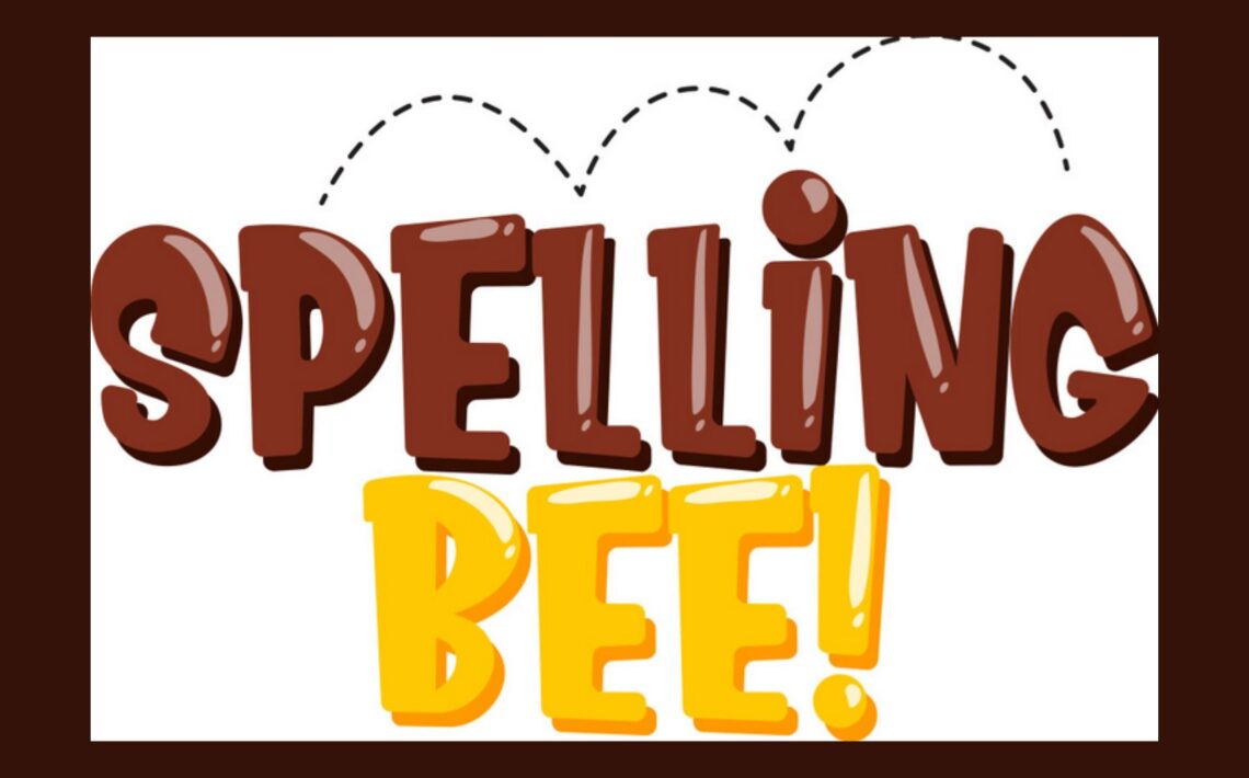 Grafika zawiera kolorowy napis „SPELLING BEE!” przedstawiony w stylu komiksowym i dziecięcym. Tło grafiki jest białe, a wokół niej znajduje się gruba, ciemnobrązowa ramka. Napis jest dwuwierszowy: Pierwszy wiersz – słowo „SPELLING”: Litery są duże, pogrubione, nieregularne w kształcie, lekko pochylone. Mają ciemnobrązowy kolor z jasnymi refleksami imitującymi połysk, co sprawia wrażenie trójwymiarowości. Nad słowem „SPELLING” znajduje się przerywana linia w kolorze czarnym, w formie łuków, które przypominają tor lotu pszczoły. Ta linia zaczyna się nad literą „P” i kończy nad literą „G”. Drugi wiersz – słowo „BEE!”: Litery są równie duże jak w pierwszym wierszu, mają grubszy, bardziej zaokrąglony kształt. Słowo „BEE” i wykrzyknik są w intensywnym żółtym kolorze, z cieniami w odcieniu pomarańczowym, również stylizowane na trójwymiarowe i połyskujące. Wykrzyknik kończący napis wygląda jak żółta kreska z małym żółtym kółkiem na dole. Znaczenie grafiki: Grafika symbolizuje „Spelling Bee” – popularny konkurs literowania słów, często organizowany w szkołach. Kolorystyka i styl graficzny są radosne i przyjazne dzieciom, sugerując, że wydarzenie ma charakter edukacyjny i zabawowy. Całość przekazu graficznego ma na celu wzbudzenie zainteresowania konkursem ortograficznym w przyjaznej i zachęcającej formie.