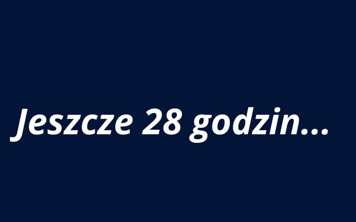 Druga grafika jest niemal identyczna wizualnie z poprzednią, utrzymana w tej samej estetyce i stylu. Tło: jednolite, ciemnoniebieskie. Tekst: umieszczony centralnie, na środku obrazu, zapisany białą, pogrubioną czcionką bezszeryfową. Treść napisu: „Jeszcze 28 godzin…” Tekst ten oznacza odliczanie czasu, podobnie jak w poprzedniej grafice, jednak liczba godzin została zmniejszona z 30 do 28. Wskazuje to, że prawdopodobnie mamy do czynienia z serią grafik, które informują o zbliżającym się wydarzeniu lub terminie. Styl: minimalistyczny, brak dodatkowych elementów wizualnych (ikon, ozdób, grafik). Przekaz: Kontynuacja odliczania – sugeruje, że do ważnego momentu pozostały już tylko 28 godzin. Styl komunikatu jest prosty i bezpośredni, co sprzyja jego dostępności także dla osób z niepełnosprawnościami poznawczymi.