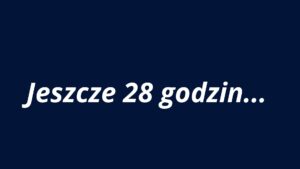 Druga grafika jest niemal identyczna wizualnie z poprzednią, utrzymana w tej samej estetyce i stylu.

    Tło: jednolite, ciemnoniebieskie.

    Tekst: umieszczony centralnie, na środku obrazu, zapisany białą, pogrubioną czcionką bezszeryfową.

    Treść napisu:
    „Jeszcze 28 godzin…”

Tekst ten oznacza odliczanie czasu, podobnie jak w poprzedniej grafice, jednak liczba godzin została zmniejszona z 30 do 28. Wskazuje to, że prawdopodobnie mamy do czynienia z serią grafik, które informują o zbliżającym się wydarzeniu lub terminie.

    Styl: minimalistyczny, brak dodatkowych elementów wizualnych (ikon, ozdób, grafik).

Przekaz: Kontynuacja odliczania – sugeruje, że do ważnego momentu pozostały już tylko 28 godzin. Styl komunikatu jest prosty i bezpośredni, co sprzyja jego dostępności także dla osób z niepełnosprawnościami poznawczymi.
