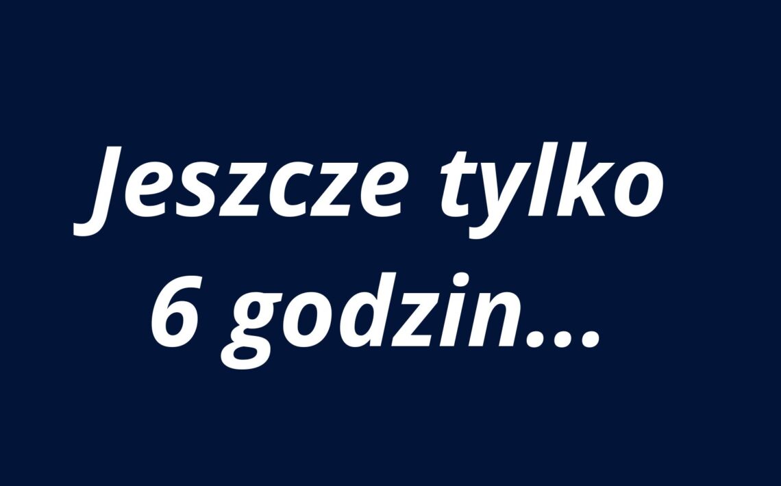 Grafika ma jednolite tło w kolorze granatowym (ciemnoniebieskim). Na środku znajduje się duży, biały tekst w języku polskim, napisany pogrubioną czcionką bezszeryfową. Tekst jest wycentrowany zarówno w pionie, jak i poziomie obrazu. Składa się z dwóch wierszy: Wiersz pierwszy (górny): Jeszcze tylko — słowa te zapisane są pogrubioną, białą czcionką. Wiersz drugi (dolny): 6 godzin... — również pogrubiona, biała czcionka. Na końcu znajduje się wielokropek (trzy kropki), sugerujący oczekiwanie lub napięcie. Cały komunikat oznacza, że do jakiegoś wydarzenia lub momentu pozostało jeszcze tylko 6 godzin. Przekaz może mieć charakter informacyjny lub promocyjny, sugerując nadchodzące wydarzenie. Zastosowanie kontrastu: Biały tekst na ciemnoniebieskim tle zapewnia bardzo wysoki kontrast, co jest zgodne z wytycznymi dostępności WCAG (na poziomie AAA), wspierając osoby słabowidzące.