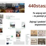 Ogólny kontekst: Grafika promuje stronę internetową „440staszic.eu”, która dokumentuje historię i wspomnienia związane z II Liceum Ogólnokształcącym im. Stanisława Staszica w Lublinie. Zawiera zrzuty ekranu z portalu oraz teksty promujące jego zawartość i zachęcające do dzielenia się wspomnieniami. Lewa strona grafiki – układ strony internetowej: Nagłówek strony internetowej: Na górze logo szkoły: okrągłe, czarno-białe, z profilem Stanisława Staszica. Menu główne: „Aktualności”, „Harmonogram Wydarzeń”, „Galeria”, „Historia Szkoły”, „Strefa Absolwenta”. Baner główny strony: Napis: „440 LAT 1586–2026 II Liceum Ogólnokształcące im. Stanisława Staszica w Lublinie”. Tło banera: kolaż historycznych i współczesnych zdjęć szkoły oraz uczniów i nauczycieli z różnych dekad – zdjęcia czarno-białe i kolorowe. Sekcja „Szkoła z Tradycją”: Po lewej portret Stanisława Staszica. Krótki tekst mówiący o tradycji szkoły i wartościach edukacyjnych. Wspomnienia – zapisane na kliszy: Interaktywna linia czasu z miniaturami wydarzeń i tytułami, np.: „Budowa Hali” „I Forum Ekonomiczne” „Podsumowanie pracy dyr. S. Stonia” Prezentacja znanych absolwentów (ze zdjęciami i podpisami): Janusz Żurakowski – pilot myśliwski. Lesław Paga – ekonomista, menedżer. Wacław Nałkowski – geograf i pedagog. Krzysztof Zalewski – muzyk i dziennikarz. Skubas (Radosław Skubaja) – wokalista. Romuald Lipko – muzyk Budki Suflera. Lista Absolwentów 2024/2025: Wybierz rocznik. Klasa 4a – wychowawca p. Marcin Kożuch Klasa 4c – wychowawca p. Katarzyna Dobek Klasa 4d – wychowawca p. Adam Wawryniuk Dodatkowe sekcje informacyjne (kolumna prawa): Najnowsze wiadomości, wyszukiwarka, lista nauczycieli. Zdjęcie Waldemara Łobodzińskiego (starszy mężczyzna z olimpijskimi medalami) – podpis „wybitny nauczyciel wychowania fizycznego”. Prawa strona grafiki – część promocyjna: Nagłówek promocyjny: Duży tekst w kolorze bordowym: „440staszic.eu” Poniżej w czerni: „To więcej niż strona – to pamięć pokoleń.” „Zajrzyj i podziel się z nami wspomnieniami!” Galeria tablic klasowych: Sześć miniatur przedstawiających tablice klasowe z różnych lat: 022 – klasa humanistyczna 2017 – biol.-chem. 2016 – 3E 2014 – mat.-fiz.-inf. Jedna z tablic z ozdobnym tłem z liściem paproci. Kolejna tablica z żółtą gwiazdą na niebieskim tle (możliwe odniesienie do flagi UE). Wnioski końcowe: Grafika jest wizualnym zaproszeniem do odwiedzenia strony 440staszic.eu, która pełni rolę cyfrowego archiwum historii szkoły – zbiera zdjęcia, opowieści, nazwiska absolwentów oraz pamiątki. Ma na celu integrację społeczności szkolnej i zachowanie dziedzictwa dla przyszłych pokoleń.