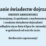 Opis graficzny: Tło grafiki jest jednolite, w jasnoniebieskim kolorze. Tekst umieszczony centralnie, napisany pogrubioną, czarną czcionką. Podobnie jak w pierwszym przypadku – brak grafik, ozdobników czy dodatkowych elementów wizualnych. Układ tekstu prosty i przejrzysty. Treść tekstu: Rozdanie świadectw dojrzałości DRODZY ABSOLWENCI informujemy, iż spotkanie z wychowawcami i rozdanie świadectw dojrzałości odbędzie się w dniu 8 lipca br. (wtorek) w godzinach od 9:00 do 12:00. Serdecznie zapraszamy!