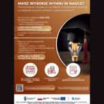 Typ grafiki: Plakat informacyjny w orientacji pionowej, promujący programy stypendialne dla uczniów szkół podstawowych i ponadpodstawowych w województwie lubelskim na rok szkolny 2025–2026. Dominujące kolory to odcienie pomarańczu, beżu i bieli. Po prawej stronie znajduje się ilustracja – zdjęcie żarówki w kształcie głowy ludzika absolwenta w birecie. Treść plakatu – odczytana w pełni Nagłówek (duża, pogrubiona czcionka na górze): MASZ WYSOKIE WYNIKI W NAUCE? Potrzebujesz wsparcia na dalsze zdobywanie wiedzy, rozwijanie swoich ambicji i zainteresowań? Lewa część plakatu (treści informacyjne w blokach z ikonami): Jeżeli w roku szkolnym 2025–2026 będziesz uczniem: V–VIII klasy szkoły podstawowej liceum ogólnokształcącego To program stypendialny właśnie dla Ciebie! Nazwa programu: LUBELSKIE WSPIERA UZDOLNIONYCH 2025–2026 Wybrałeś szkołę zawodową? technikum branżową szkołę I i II stopnia ponadpodstawową szkołę artystyczną szkołę policealną Zostań stypendystą programu: LUBELSKA KUŹNIA TALENTÓW 2025–2026 Ikony z informacjami (na dole plakatu, każda ikona w kole, obok opisu): Kalendarz (ikona): Termin składania wniosków: 27 czerwca – 18 lipca 2025 r. Monety (ikona): Wysokość stypendium: 6 tys. zł Dokument z zaznaczeniem (ikona): Dodatkowe kryteria: społeczno-ekonomiczne Na dole po lewej stronie: Kod QR – odsyła do strony z informacjami o programie. Tekst: Sprawdź warunki otrzymania stypendium na www.lubelskie.pl lub zadzwoń 81 47 81 102 Na dole po prawej stronie: Organizator: Urząd Marszałkowski Województwa Lubelskiego Departament Kultury, Edukacji i Dziedzictwa Narodowego ul. Artura Grottgera 4, 20-029 Lublin Stopka plakatu – logotypy i informacje formalne (mała czcionka): Zawiera logotypy: Fundusze Europejskie Rzeczpospolita Polska Unia Europejska Województwo Lubelskie – „Lubelskie Smakuj życie!” Tekst drobnym drukiem: Programy stypendialne realizowane w ramach Działania 10.3 KSZTAŁCENIE OGÓLNE i Działania 10.4 KSZTAŁCENIE ZAWODOWE, Priorytet X Lepsza edukacja, Programu Fundusze Europejskie dla Lubelskiego 2021–2027, współfinansowane przez Unię Europejską. Opis graficzny elementów wizualnych: Prawa strona plakatu – znajduje się okrągła fotografia (połowa kola) przedstawiająca żarówkę z wypełnieniem w kształcie ludzkiego profilu – głowy z biretem absolwenta. Żarówka jest ciemnozłota, świecąca delikatnym światłem, zwisa z kabla na czarnym tle. Tło plakatu – gradient od pomarańczowego (u góry) do beżowego/brązowego (na dole), z wyraźnym rozdzieleniem bloków informacyjnych liniami w kolorze białym. Ikony informacyjne – nowoczesne, uproszczone, płaskie grafiki w kolorze białym i czerwonym, czytelne na tle okrągłych beżowych kształtów.