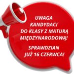 Grafika ma charakter informacyjno-ogłoszeniowy i skierowana jest do kandydatów do klasy z międzynarodową maturą. Obraz przedstawia czerwony dymek rozmowy w kształcie owalu z lekkim ogonkiem na dole po prawej stronie, przypominający klasyczny symbol komiksowej wypowiedzi. Dymek jest przestrzenny (trójwymiarowy), z wyraźnym białym obramowaniem i cieniem dającym wrażenie wypukłości. Po lewej stronie dymka, lekko nachylony do przodu, umieszczony jest czerwono-biały megafon skierowany w prawo. Głośnik megafonu nachodzi lekko na dymek, co wzmacnia efekt „głoszenia komunikatu”. Na środku czerwonego dymka umieszczony jest biały, pogrubiony tekst pisany wielkimi literami, rozłożony w sześciu linijkach, wyśrodkowany: UWAGA KANDYDACI DO KLASY Z MATURĄ MIĘDZYNARODOWĄ! SPRAWDZIAN JUŻ 16 CZERWCA! Całość jest wyrazista, kontrastowa i ma na celu natychmiastowe przyciągnięcie uwagi. Kolory (biały tekst na czerwonym tle) zapewniają silny kontrast wizualny, zgodny z zasadami dostępności. Przekaz ma charakter pilnego ogłoszenia i informuje o dacie sprawdzianu rekrutacyjnego – 16 czerwca – dla kandydatów do klasy realizującej program matury międzynarodowej (IB).