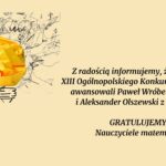 Grafika ma jednolite, jasnobeżowe tło. Kompozycja została podzielona na dwie części: Lewa strona: zawiera element graficzny z symboliką kreatywności i pomysłowości. Prawa strona: zawiera treść informacyjną w formie tekstu w języku polskim, napisaną ozdobną czcionką bezszeryfową, w kolorze czarnym. Element graficzny (lewa część): Na lewym fragmencie grafiki przedstawiona jest żółta, zgnieciona kartka papieru, uformowana w kształt przypominający żarówkę (symbol pomysłu). Kartka znajduje się centralnie nad stylizowaną graficznie podstawą żarówki, narysowaną cienką, czarną linią. Wokół żarówki rozciąga się gęsty, chaotyczny rysunek w stylu szkicowym, wykonany czarnym tuszem – przedstawia różne symbole związane z myśleniem, nauką i kreatywnością. Wśród nich można dostrzec: znaki zapytania, zarys zegara, wykresy, wzory matematyczne, koła zębate, strzałki, notatki odręczne, schematy i piktogramy. Treść tekstowa (prawa część grafiki): Po prawej stronie na tle beżowym znajduje się tekst w kolorze czarnym. Treść jest wyrównana do środka i zapisana kursywą z użyciem pogrubień: Z radością informujemy, że do finału XIII Ogólnopolskiego Konkursu Logicznego awansowali Paweł Wróbel z klasy II F i Aleksander Olszewski z klasy III D. GRATULUJEMY! Nauczyciele matematyki Znaczenie grafiki: Całość ma charakter gratulacyjny i informacyjny. Symbol żarówki oraz szkice mają podkreślać kreatywność i logiczne myślenie uczestników konkursu. Żółty kolor kartki nawiązuje do światła i idei, co wzmacnia symbolikę sukcesu intelektualnego.