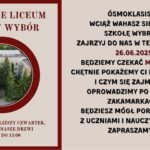 Grafika podzielona jest na dwie równe pionowe części. Lewa część jest utrzymana w kolorze beżowym z bordową ramką i zdjęciem, natomiast prawa część to tło jednolicie beżowe z dużą ilością tekstu w kolorze czarnym i bordowym. Lewa strona grafiki: Na górze, dużymi bordowymi literami napis: „PIERWSZE LICEUM JEDYNY WYBÓR” Poniżej znajduje się okrągłe zdjęcie z grubą bordową ramką. Opis zdjęcia w okręgu: Fotografia lotnicza budynku szkolnego – klasyczna, jasna fasada z napisem na górze budynku: „LICEUM OGÓLNOKSZTAŁCĄCE”. Budynek ma trzy piętra, symetryczny układ okien i drzwi wejściowe zasłonięte przez wysokie, gęsto rosnące świerki. Wokół zielone krzewy, drzewa i chodniki z kostki brukowej prowadzące do wejścia. Pod zdjęciem, na dole tej sekcji, bordowym tekstem: „PRZYJDŹ W NAJBLIŻSZY CZWARTEK, OTWIERAMY NASZE DRZWI OD 9:00 DO 13:00” Prawa strona grafiki: Tekst umieszczony centralnie, czarną i bordową czcionką, w różnej wielkości i pogrubieniu. Treść (z zachowaniem formatowania): ÓSMOKLASISTO! WCIĄŻ WAHASZ SIĘ, KTÓRĄ SZKOŁĘ WYBRAĆ? ZAJRZYJ DO NAS W TEN CZWARTEK 26.06.2025 (data w bordowym kolorze) BĘDZIEMY CZEKAĆ MIĘDZY 9-13, („między 9-13” również na bordowo) CHĘTNIE POKAŻEMY CI KIM JESTEŚMY I CZYM SIĘ ZAJMUJEMY, OPROWADZIMY PO RÓŻNYCH ZAKAMARKACH. BĘDZIESZ MÓGŁ POROZMAWIAĆ Z UCZNIAMI I NAUCZYCIELAMI 👊 ZAPRASZAMY 😊 Na końcu występują dwie emoji: 👊 (zaciśnięta pięść jako gest przywitania lub siły) 😊 (uśmiechnięta twarz) Przekaz grafiki: Grafika promuje Dzień Otwarty w liceum, który odbędzie się 26 czerwca 2025 roku, w czwartek, w godzinach od 9:00 do 13:00. Celem jest zaproszenie uczniów klas ósmych do odwiedzenia szkoły, poznania jej oferty, porozmawiania z uczniami i nauczycielami oraz zwiedzenia budynku.