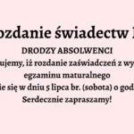 Opis graficzny: Tło grafiki jest jednolite, jasnoróżowe. Całość tekstu jest wyśrodkowana na środku grafiki i zapisana czarną, pogrubioną czcionką. Brak elementów dekoracyjnych, ilustracji lub ikon. Grafika utrzymana jest w stylu oficjalnego ogłoszenia. Treść tekstu: Rozdanie świadectw IB DRODZY ABSOLWENCI informujemy, iż rozdanie zaświadczeń z wynikami egzaminu maturalnego odbędzie się w dniu 5 lipca br. (sobota) o godz. 17:00. Serdecznie zapraszamy!