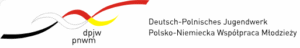 Grafika przedstawia logo Polsko-Niemieckiej Współpracy Młodzieży (niem. Deutsch-Polnisches Jugendwerk), w skrócie PNWM / DPJW.
Opis elementów graficznych:

    Po lewej stronie znajduje się abstrakcyjny, falisty motyw złożony z czterech falistych linii:

        Czarna fala rozpoczyna się z lewej dolnej strony, ma wyraźny cień i biegnie ku środkowi.

        Szara fala płynie równolegle do czarnej, nieco wyżej.

        Czerwona fala wypływa ze środka i unosi się łukiem ku górze, po czym opada w kierunku prawej strony.

        Żółta fala znajduje się na samym dole, tworząc łagodny łuk ku górze, pod czerwoną falą.

Fale te symbolizują współpracę i dynamikę pomiędzy dwoma krajami – Polską i Niemcami.

    Pod falami, w centralnej części, znajdują się małe litery:

        d p j w – skrót od „Deutsch-Polnisches Jugendwerk” (niemiecka nazwa instytucji).

        p n w m – skrót od „Polsko-Niemiecka Współpraca Młodzieży” (polska nazwa instytucji).

        Litery są czarne, napisane prostym, bezszeryfowym fontem.

Opis tekstowy po prawej stronie:

Po prawej stronie falistych linii, w dwóch wierszach, znajduje się pełna nazwa instytucji:

    W pierwszym wierszu: Deutsch-Polnisches Jugendwerk (język niemiecki).

    W drugim wierszu: Polsko-Niemiecka Współpraca Młodzieży (język polski).

Tekst jest zapisany w kolorze ciemnoszarym lub czarnym, prostą, czytelną czcionką bezszeryfową. Całość logo ma układ poziomy, rozciągnięty na szerokość, z głównym akcentem po lewej stronie (kolorowe fale), a częścią tekstową po prawej.

Logo ma charakter oficjalny i symbolizuje wspólne działania edukacyjne i kulturowe młodzieży z Polski i Niemiec. Kolory fal (czarny, czerwony, żółty – barwy niemieckiej flagi; oraz szary – neutralny) podkreślają międzykulturowy charakter współpracy.