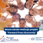 Na kolorowej grafice widoczna jest grupa siedmiorga młodych ludzi – czterech kobiet i trzech mężczyzn – którzy tworzą krąg, nachylając się w stronę aparatu znajdującego się poniżej nich, tak jakby zaglądali w dół studni lub obiektywu skierowanego ku górze. Wszyscy uśmiechają się szeroko i wykonują gest „V” (victory/peace) palcami obu rąk, co symbolizuje radość, przyjaźń i pozytywne emocje. Ich twarze są dobrze oświetlone, a zdjęcie jest pełne żywych kolorów. Ubrania i wygląd: Jedna z kobiet (po lewej stronie) ma rude, kręcone włosy i nosi pomarańczowy sweter. Inni uczestnicy ubrani są w pastelowe i jasne kolory – błękitny, niebieski, różowy, żółty. Osoby mają różny kolor włosów (blond, brązowe, ciemne), wszystkie wyglądają młodo i są uśmiechnięte. Część graficzno-tekstowa: Pod zdjęciem znajduje się biały prostokąt z niebieskimi i granatowymi elementami graficznymi. Tekst główny (na granatowym tle, białe litery): „Nasza szkoła realizuje projekt ‘Porwani Przez Ekonomię’” Logo projektu: Po lewej stronie znajduje się logo projektu „Porwani Przez Ekonomię” – rysunkowy wykres słupkowy składający się z pięciu prostych niebieskich słupków różnej wysokości, z których najwyższy ma czerwoną strzałkę skierowaną ku górze. Obok wykresu napis: „Porwani Przez Ekonomię” – czcionką przypominającą pismo odręczne, koloru niebieskiego. Logo instytucji: Po prawej stronie umieszczono logo organizatora: Niebieski podpis graficzny przypominający kaligrafię z nazwą organizacji w dwóch liniach: WARSZAWSKI INSTYTUT BANKOWOŚCI – napisane dużymi literami, jednolicie niebieskim kolorem. Opis alternatywny (Alt text): Grupa siedmiorga uśmiechniętych młodych ludzi tworzy krąg, patrząc w dół w kierunku aparatu i pokazując gest „V” palcami. Poniżej widoczny jest tekst: „Nasza szkoła realizuje projekt ‘Porwani Przez Ekonomię’” oraz logotypy projektu i Warszawskiego Instytutu Bankowości.