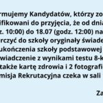 Typ grafiki: Komunikat informacyjny w formie tekstowej, na jednolitym tle. Tło: Całe tło ma jednolity, jasnoniebieski kolor, który zapewnia dobrą czytelność czarnego tekstu. Treść tekstu na grafice (z zachowaniem układu i formatowania): Tekst jest wycentrowany i zapisany czarną, pogrubioną czcionką bezszeryfową. Treść: Informujemy Kandydatów, którzy zostali zakwalifikowani do przyjęcia, że od dnia 15.07 (godz. 10:00) do 18.07 (godz. 12:00) należy dostarczyć do szkoły oryginały świadectwa ukończenia szkoły podstawowej oraz zaświadczenie z wynikami testu 8-klasisty, a także kartę zdrowia i 2 fotografie. Komisja Rekrutacyjna czeka w sali 17. (pusta linia) Zapraszamy (na końcu, w prawym dolnym rogu) Elementy graficzne: Brak grafik, ikon, logo, ani innych elementów wizualnych poza tekstem. Komunikat ma charakter czysto tekstowy, formalny. Przeznaczenie grafiki: Jest to ogłoszenie skierowane do uczniów (kandydatów), którzy zostali zakwalifikowani do szkoły i muszą dostarczyć wymagane dokumenty w określonym terminie. Tekst informuje również, gdzie (sala 17) będzie czekać Komisja Rekrutacyjna. Dostępność: Tekst jest czytelny, z dużym kontrastem (czarny na jasnoniebieskim tle). Czcionka pogrubiona, bez ozdobników, dobrze widoczna. Nie zawiera informacji zakodowanych wyłącznie kolorem ani elementów wizualnych nieczytelnych dla osób z dysfunkcjami wzroku.