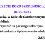Grafika jest zaproszeniem na rozpoczęcie roku szkolnego 2025/2026. Całość ma bardzo czytelny układ tekstowy, bez ilustracji. Tło grafiki jest białe, a teksty w różnych kolorach i rozmiarach, co służy podkreśleniu istotnych informacji. Zawartość graficzna (opisana od góry do dołu): Nagłówek główny: Tekst: „ROZPOCZĘCIE ROKU SZKOLNEGO 2025/2026” Kolor: intensywny fioletowy Wielkie litery, czcionka pogrubiona i ozdobna, bardzo duży rozmiar. Wyśrodkowane na górze grafiki. Data wydarzenia: Tekst: „01.09.2025” Kolor: ten sam fioletowy co nagłówek Czcionka również ozdobna, pogrubiona, mniejsza niż nagłówek, ale nadal duża i wyśrodkowana. Harmonogram uroczystości – opisany godzinami i zdarzeniami: Dwie linijki z godzinami i opisami wydarzeń: a) Godzina 09:00 (tekst godziny w fioletowym kolorze, ozdobna czcionka) Opis: „msza św. w Kościele Garnizonowym w Lublinie” (czarny tekst, czcionka pogrubiona, klasyczna, dwuwierszowy układ: pierwsza część opisu po prawej od godziny, druga część pod spodem z lekkim wcięciem) b) Godzina 10:15 (tekst godziny również fioletowy i ozdobny) Opis: „uroczystość na parkingu szkolnym” (czarny tekst, pogrubiony, obok godziny, w jednym wierszu) Dodatkowa informacja organizacyjna (poniżej harmonogramu): Tekst: „Po uroczystości spotkania z Wychowawcami w salach lekcyjnych.” Kolor: czarny, czcionka klasyczna, pogrubiona. Umieszczona centralnie, większy rozmiar czcionki niż standardowy tekst, ale mniejszy niż nagłówek. Zakończenie – zaproszenie: Tekst: „ZAPRASZAMY” Kolor: czarny Bardzo pogrubiona czcionka, wielkie litery, wyraźnie oddzielone od reszty treści, wyrównane do prawej strony grafiki. Podsumowanie opisu dla osoby niewidomej: To prosta, tekstowa grafika zapraszająca na rozpoczęcie roku szkolnego 2025/2026. Informuje, że uroczystość rozpocznie się 1 września 2025 roku. O godzinie 9:00 odbędzie się msza święta w Kościele Garnizonowym w Lublinie. Następnie, o godzinie 10:15, planowana jest uroczystość na parkingu szkolnym. Po niej przewidziane są spotkania z wychowawcami w salach lekcyjnych. Na końcu zaproszenie kończy się słowem „ZAPRASZAMY” – wyeksponowanym na końcu, co stanowi przyjazne i zachęcające zakończenie komunikatu. Cała grafika jest przejrzysta, kontrastowa i dostosowana wizualnie do potrzeb osób z trudnościami w odczycie treści.