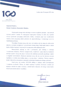 Dokument to oficjalny list powitalny z okazji rozpoczęcia roku szkolnego 2025/2026. Ma charakter uroczysty, formalny. Tekst umieszczony jest na białym tle. Dokument zawiera logo, datę, tekst główny oraz podpis Kuratora Oświaty.

Elementy graficzne i ich opis:
1. Logo w lewym górnym rogu:

Logo przedstawia liczbę 100, gdzie dwie cyfry zero tworzą uproszczony symbol nieskończoności. W środku tego symbolu widnieje pióro – stylizowane na pióro wieczne, ukośnie ułożone w prawo.

Pod logo znajduje się tekst: