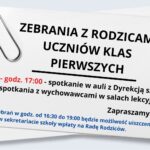 Jest to ogłoszenie o zebraniu dla rodziców uczniów klas pierwszych w formie graficznego plakatu, przypominającego kartkę papieru przypiętą dużym spinaczem biurowym. Tło: Tło jest jasnoszare. Na środku widnieje biały prostokąt przypominający kartkę papieru, lekko pochyloną w lewo, z dużym metalowym spinaczem przypiętym w lewym górnym rogu. Kartka sprawia wrażenie trójwymiarowości — jakby leżała na innej, częściowo widocznej kartce. Treść graficzna (w pełni przepisana): Nagłówek (dużymi, pogrubionymi literami, czarny kolor): ZEBRANIA Z RODZICAMI UCZNIÓW KLAS PIERWSZYCH Pod nagłówkiem znajduje się pozioma czarna linia oddzielająca go od dalszej treści. Treść główna (czcionka mniejsza, kolor czarny z wyróżnieniem w czerwieni): 04.09.2025 – godz. 17:00 – spotkanie w auli z Dyrekcją szkoły; następnie spotkania z wychowawcami w salach lekcyjnych Zapraszamy Informacja dodatkowa (na dole, mniejsza czcionka, kolor niebieski): W trakcie zebrań w godz. od 16:30 do 19:00 będzie możliwość uiszczenia w sekretariacie szkoły wpłaty na Radę Rodziców. Dodatkowe elementy wizualne: Spinacz biurowy w górnym lewym rogu kartki – duży, metalowy, realistycznie odwzorowany. Kartka wygląda jak dokument wydrukowany na białym papierze, z lekkim cieniem i zaokrąglonymi rogami, tworząc efekt głębi. Tekst jest czytelny, z wyraźnym kontrastem kolorystycznym: czarny, czerwony i niebieski na białym tle. Przeznaczenie: Jest to zaproszenie/informacja dla rodziców dzieci rozpoczynających naukę w klasach pierwszych. Zawiera datę, godzinę, miejsce spotkania i dodatkową informację o możliwości dokonania opłaty na Radę Rodziców.