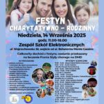 Delikatne, błękitno-fioletowe tło z półprzezroczystymi, kolorowymi bańkami mydlanymi, które rozproszone są po całej powierzchni plakatu, tworząc wrażenie lekkości i radości. Górna część plakatu – zdjęcie rodzinne: Zdjęcie czteroosobowej, uśmiechniętej rodziny. Na zdjęciu: Ojciec z ciemnymi, krótkimi włosami i lekkim zarostem, ubrany w jasnoszarą koszulkę – trzyma córkę. Matka o długich, ciemnobrązowych włosach, uśmiechnięta, ubrana w białą koszulę. Dziewczynka w wieku ok. 7-9 lat, z długimi brązowymi włosami, opartymi na ramieniu ojca. Ma na sobie jasnoróżową bluzkę. Chłopiec, również ok. 7-9 lat, z jasnobrązowymi włosami i błękitną koszulką – stoi obok matki. Wszyscy patrzą prosto w obiektyw, szczęśliwi. Tytuł wydarzenia: Duże, pogrubione, białe litery z cieniem: „FESTYN CHARYTATYWNO – RODZINNY” Podtytuł (czarny, pogrubiony tekst): Niedziela, 14 Września 2025 godz. 11.00–18.00 Miejsce wydarzenia (czarny tekst, pogrubiony): Zespół Szkół Elektronicznych ul. Wojciechowska 38, wejście od ul. Bohaterów Monte Cassino Cel festynu (tekst zwykły, czarny): Całkowity dochód z festynu zostanie przekazany na leczenie Frania Styły chorego na DMD Sekcja „W PROGRAMIE” – wypunktowana lista atrakcji: (pogrubowane słowo „W PROGRAMIE” na niebiesko) pokazy cyrkowe i animacje dla dzieci prowadzone przez Fundację Dwa Ognie i Fundację Sztukmistrze, występy artystyczne, stoisko edukacyjne Oddziału IPN w Lublinie, przejażdżki konne, strefa gastro, dmuchany plac zabaw, licytacje i loteria fantowa, zawody sportowe, warsztaty z profilaktyki uzależnień, stoiska promocyjne partnerów. Sekcja „WYSTĘPY SCENICZNE” – harmonogram: Występy sceniczne (godziny i wykonawcy): 11.00 – 11.40 – Zespół Szkół Elektronicznych 11.40 – 12.10 – Aneta Dąbska – Studio Muzyki Rozrywkowej 12.15 – 12.45 – UDS Dance Studio 12.50 – 13.20 – Chor LOREN 13.30 – 14.00 – Studio Wokalne i Rehabilitacja Głosu 14.10 – 14.30 – Zofia Słotwińska 14.30 – 14.50 – Studio Sonia Rudnik 14.50 – 15.00 – Licytacja fantowa 15.00 – 15.30 – M. i K. Michalec 15.30 – 16.00 – Chór Copernicus 16.00 – 16.10 – Licytacja fantowa 16.10 – 16.30 – Kornelia Bociarska 16.30 – 17.00 – Zespół Forewer 17.00 – 17.30 – Pokaz taneczny 17.30 – 18.00 – Nika Disco Zdjęcia okrągłe ilustrujące atrakcje (na środku i dolnej części): 6 okrągłych miniatur: Dziecko na kucyku – ilustracja przejażdżek konnych. Uśmiechnięta dziewczynka z lokami w pasiastym sweterku. Pokaz ognia – cyrkowy. Dzieci bawiące się w kolorowych strojach – animacje. Grupa artystyczna – chór lub zespół muzyczny. Dziewczynka w okularach przeciwsłonecznych z napisem "Forewer". Logotypy na dole plakatu: Lewy dolny róg – logo Rady Dzielnicy Konstantynów (czarno-białe) Środek dolny – logo Zespołu Szkół Elektronicznych w Lublinie (okrągłe, żółto-niebieskie, z cyfrą 75 lat) Organizatorzy wydarzenia (napis na dole): Organizatorzy wydarzenia: Rada Dzielnicy Konstantynów Zespół Szkół Elektronicznych w Lublinie