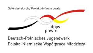 Logo Polsko-Niemieckiej Współpracy Młodzieży (Deutsch-Polnisches Jugendwerk).
Na białym tle widnieją trzy falujące linie w kolorach czarnym, czerwonym i żółtym – barwach flagi Niemiec. Linie przeplatają się, tworząc dynamiczny kształt przypominający wstęgę. Pod nimi znajduje się napis w dwóch językach:

po niemiecku: „Gefördert durch / Projekt dofinansowała Deutsch-Polnisches Jugendwerk”,

po polsku: „Polsko-Niemiecka Współpraca Młodzieży”.
W środku, pod liniami, umieszczony jest skrót: „dpjw pnwm”.