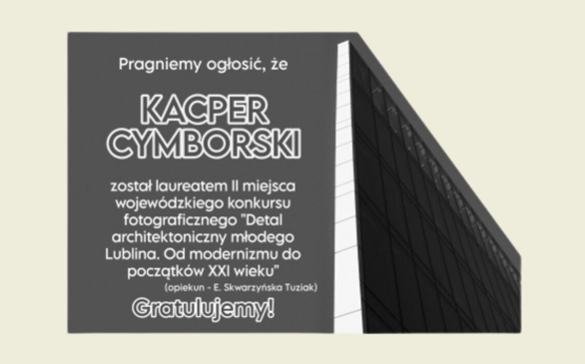 Grafika informacyjna z gratulacjami dla Kacpra Cymborskiego za zdobycie II miejsca w wojewódzkim konkursie fotograficznym „Detal architektoniczny młodego Lublina”. Po prawej stronie widoczny czarno-biały fragment nowoczesnego budynku z przeszkloną elewacją.