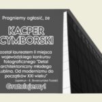 Grafika informacyjna z gratulacjami dla Kacpra Cymborskiego za zdobycie II miejsca w wojewódzkim konkursie fotograficznym „Detal architektoniczny młodego Lublina”. Po prawej stronie widoczny czarno-biały fragment nowoczesnego budynku z przeszkloną elewacją.
