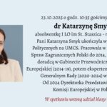 Na jasnoniebieskim tle widoczny jest portret kobiety w jasnym żakiecie i opis spotkania z dr Katarzyną Smyk, absolwentką I LO im. St. Staszica, obecnie Dyrektorką Przedstawicielstwa Komisji Europejskiej w Polsce. Spotkanie odbędzie się 23 października 2025 roku o godzinie 10:35 w auli. Uczestniczyć będą klasy 1c, 2e i 4b.