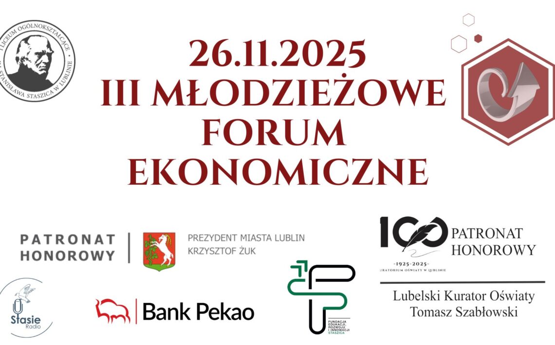 Grafika ma formę poziomego plakatu z białym tłem. Na środku dominującym elementem jest duży bordowy tekst informujący o wydarzeniu. Wokół rozmieszczono logotypy instytucji wspierających wydarzenie. Całość jest uporządkowana i symetryczna. Górna część plakatu Lewy górny róg Znajduje się tam okrągły, szary znak przypominający pieczęć szkoły. Wewnątrz koła widoczny jest białoszary szkic męskiej twarzy, przedstawionej z profilu, patrzącej w prawo. W obwódce koła umieszczony jest tekst: „I Liceum Ogólnokształcące im. Stanisława Staszica w Lublinie” (Nie identyfikuję osoby z portretu – przytaczam jedynie treść widoczną na grafice). Centralny górny obszar Na środku, dużą bordową czcionką widnieją trzy wersy: „26.11.2025” „III MŁODZIEŻOWE” „FORUM EKONOMICZNE” Tekst jest okazały, centralnie wyrównany, dominujący wizualnie. Prawy górny róg Znajduje się tam sześciokątny bordowy znak graficzny z białą obwódką. Wewnątrz umieszczono: trójwymiarową, srebrną, spiralną strzałę z ogonem zawiniętym w kształt ślimaka, skierowaną ku górze, powyżej logo znajdują się trzy małe, bordowe, zarysowane sześciokąty – wyglądają jak lekkie dekoracyjne elementy geometryczne. Środkowa i dolna część – logotypy i patronaty Pod głównym tytułem, w dolnej połowie plakatu, równomiernie rozmieszczono logotypy instytucji. Lewa część dolnej strefy Logo „Patronat Honorowy – Prezydent Miasta Lublin Krzysztof Żuk” Po lewej stronie tekstu: herb miasta – czerwony tarczowy znak z białym jeleniem wspiętym na tylnych nogach. Tekst jest zapisany szarym krojem. Logo „Stasie Radio” Niebieski mikrofon z białymi słuchawkami i skrzydłem przypominającym symbol radia szkolnego. Pod ikoną napis „Stasie Radio”. Logo Bank Pekao Czerwony symbol przypominający sylwetkę żubra. Obok napis „Bank Pekao” w czarnym kolorze. Środkowy obszar dolnej części Logo w formie graficznego znaku: Czarno-zielone, minimalistyczne litery układające się w znak przypominający połączone „F” i „P”. Pod spodem mały napis: „Fundacja Edukacji i Rozwoju Staszic” (tekst drobny, czarny). Prawa część dolnej strefy Logo 100-lecia Kuratorium Oświaty Duży czarny napis „100”, gdzie dwa zera są splecione w kształt graficznym przypominającym pióro oraz kartkę. Pod nim drobniejszy tekst: „1925–2025 Kuratorium Oświaty w Lublinie” Obok – napis: „Patronat Honorowy Lubelski Kurator Oświaty Tomasz Szabłowski” Linia pod napisami oddziela całość od reszty plakatu.