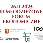 Grafika ma formę poziomego plakatu z białym tłem. Na środku dominującym elementem jest duży bordowy tekst informujący o wydarzeniu. Wokół rozmieszczono logotypy instytucji wspierających wydarzenie. Całość jest uporządkowana i symetryczna. Górna część plakatu Lewy górny róg Znajduje się tam okrągły, szary znak przypominający pieczęć szkoły. Wewnątrz koła widoczny jest białoszary szkic męskiej twarzy, przedstawionej z profilu, patrzącej w prawo. W obwódce koła umieszczony jest tekst: „I Liceum Ogólnokształcące im. Stanisława Staszica w Lublinie” (Nie identyfikuję osoby z portretu – przytaczam jedynie treść widoczną na grafice). Centralny górny obszar Na środku, dużą bordową czcionką widnieją trzy wersy: „26.11.2025” „III MŁODZIEŻOWE” „FORUM EKONOMICZNE” Tekst jest okazały, centralnie wyrównany, dominujący wizualnie. Prawy górny róg Znajduje się tam sześciokątny bordowy znak graficzny z białą obwódką. Wewnątrz umieszczono: trójwymiarową, srebrną, spiralną strzałę z ogonem zawiniętym w kształt ślimaka, skierowaną ku górze, powyżej logo znajdują się trzy małe, bordowe, zarysowane sześciokąty – wyglądają jak lekkie dekoracyjne elementy geometryczne. Środkowa i dolna część – logotypy i patronaty Pod głównym tytułem, w dolnej połowie plakatu, równomiernie rozmieszczono logotypy instytucji. Lewa część dolnej strefy Logo „Patronat Honorowy – Prezydent Miasta Lublin Krzysztof Żuk” Po lewej stronie tekstu: herb miasta – czerwony tarczowy znak z białym jeleniem wspiętym na tylnych nogach. Tekst jest zapisany szarym krojem. Logo „Stasie Radio” Niebieski mikrofon z białymi słuchawkami i skrzydłem przypominającym symbol radia szkolnego. Pod ikoną napis „Stasie Radio”. Logo Bank Pekao Czerwony symbol przypominający sylwetkę żubra. Obok napis „Bank Pekao” w czarnym kolorze. Środkowy obszar dolnej części Logo w formie graficznego znaku: Czarno-zielone, minimalistyczne litery układające się w znak przypominający połączone „F” i „P”. Pod spodem mały napis: „Fundacja Edukacji i Rozwoju Staszic” (tekst drobny, czarny). Prawa część dolnej strefy Logo 100-lecia Kuratorium Oświaty Duży czarny napis „100”, gdzie dwa zera są splecione w kształt graficznym przypominającym pióro oraz kartkę. Pod nim drobniejszy tekst: „1925–2025 Kuratorium Oświaty w Lublinie” Obok – napis: „Patronat Honorowy Lubelski Kurator Oświaty Tomasz Szabłowski” Linia pod napisami oddziela całość od reszty plakatu.