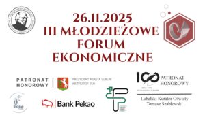 Grafika ma formę poziomego plakatu z białym tłem. Na środku dominującym elementem jest duży bordowy tekst informujący o wydarzeniu. Wokół rozmieszczono logotypy instytucji wspierających wydarzenie. Całość jest uporządkowana i symetryczna. Górna część plakatu Lewy górny róg Znajduje się tam okrągły, szary znak przypominający pieczęć szkoły. Wewnątrz koła widoczny jest białoszary szkic męskiej twarzy, przedstawionej z profilu, patrzącej w prawo. W obwódce koła umieszczony jest tekst: „I Liceum Ogólnokształcące im. Stanisława Staszica w Lublinie” (Nie identyfikuję osoby z portretu – przytaczam jedynie treść widoczną na grafice). Centralny górny obszar Na środku, dużą bordową czcionką widnieją trzy wersy: „26.11.2025” „III MŁODZIEŻOWE” „FORUM EKONOMICZNE” Tekst jest okazały, centralnie wyrównany, dominujący wizualnie. Prawy górny róg Znajduje się tam sześciokątny bordowy znak graficzny z białą obwódką. Wewnątrz umieszczono: trójwymiarową, srebrną, spiralną strzałę z ogonem zawiniętym w kształt ślimaka, skierowaną ku górze, powyżej logo znajdują się trzy małe, bordowe, zarysowane sześciokąty – wyglądają jak lekkie dekoracyjne elementy geometryczne. Środkowa i dolna część – logotypy i patronaty Pod głównym tytułem, w dolnej połowie plakatu, równomiernie rozmieszczono logotypy instytucji. Lewa część dolnej strefy Logo „Patronat Honorowy – Prezydent Miasta Lublin Krzysztof Żuk” Po lewej stronie tekstu: herb miasta – czerwony tarczowy znak z białym jeleniem wspiętym na tylnych nogach. Tekst jest zapisany szarym krojem. Logo „Stasie Radio” Niebieski mikrofon z białymi słuchawkami i skrzydłem przypominającym symbol radia szkolnego. Pod ikoną napis „Stasie Radio”. Logo Bank Pekao Czerwony symbol przypominający sylwetkę żubra. Obok napis „Bank Pekao” w czarnym kolorze. Środkowy obszar dolnej części Logo w formie graficznego znaku: Czarno-zielone, minimalistyczne litery układające się w znak przypominający połączone „F” i „P”. Pod spodem mały napis: „Fundacja Edukacji i Rozwoju Staszic” (tekst drobny, czarny). Prawa część dolnej strefy Logo 100-lecia Kuratorium Oświaty Duży czarny napis „100”, gdzie dwa zera są splecione w kształt graficznym przypominającym pióro oraz kartkę. Pod nim drobniejszy tekst: „1925–2025 Kuratorium Oświaty w Lublinie” Obok – napis: „Patronat Honorowy Lubelski Kurator Oświaty Tomasz Szabłowski” Linia pod napisami oddziela całość od reszty plakatu.
