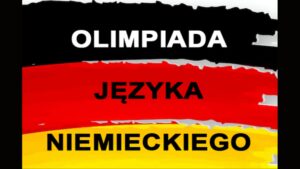 Grafika ma formę prostokątnego plakatu o układzie poziomym. Tło tworzą trzy szerokie, nieregularne pasy w kolorach flagi Niemiec, ułożone poziomo od góry do dołu: – górny pas jest czarny, – środkowy pas czerwony, – dolny pas żółty. Kolory wyglądają jakby zostały nałożone pędzlem lub farbą, z lekko falistymi i nierównymi krawędziami, co nadaje całości artystyczny, ręcznie malowany wygląd. Na tle tych trzech pasów umieszczony jest duży napis w trzech wierszach, wyśrodkowany: W górnej części, na czarnym tle, znajduje się napis „OLIMPIADA” zapisany wielkimi białymi literami pogrubioną czcionką bezszeryfową. W środkowej części, na czerwonym tle, widnieje napis „JĘZYKA” — czarne, duże litery, również pogrubione i bezszeryfowe. W dolnej części, na żółtym tle, umieszczono napis „NIEMIECKIEGO”, w identycznym stylu jak poprzedni — duże, czarne litery, pogrubione i bezszeryfowe. Cały napis brzmi: „OLIMPIADA JĘZYKA NIEMIECKIEGO”. Grafika symbolicznie nawiązuje do języka niemieckiego poprzez użycie barw flagi Niemiec — czarnej, czerwonej i żółtej — oraz treść informującą o olimpiadzie z tego języka. Nie ma na niej żadnych dodatkowych elementów graficznych, postaci ani znaków.