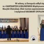 Grafika ma jasnobeżowe tło. Składa się z trzech głównych części: Logo festiwalu (lewy górny róg) Tekst informacyjny (góra, centralnie) Dwa zdjęcia chóru Lorien (duże zdjęcie po lewej na dole, mniejsze po prawej) 1. Logo festiwalu – lewy górny róg Na ciemnogranatowym tle widnieje stylizowany, złoty znak graficzny złożony z kilku równoległych, lekko zakrzywionych linii, przypominających falujące wstążki lub fale dźwiękowe ustawione w trzech rzędach. Pod nim znajduje się napis: „10. Cantantes Lublinensis Międzynarodowy Festiwal Muzyki Chóralnej” Wszystko zapisane białą i złotą czcionką. 2. Tekst – górna część grafiki, centralnie Duży, czarny tekst na beżowym tle: „W sobotę, 15 listopada odbył się 10. CANTANTES LUBLINENSIS Międzynarodowy Festiwal Muzyki Chóralnej. Chór Lorien zaprezentował trzy utwory i wyśpiewał SREBRNY DYPLOM.” Tekst zajmuje szerokość całej grafiki i jest główną informacją. 3. Zdjęcie dolne – duża fotografia chóru (lewa strona) To szerokie, poziome zdjęcie przedstawiające kilkudziesięcioosobowy chór Lorien stojący na scenie. Opis szczegółowy: Scena Scena ma jasne, drewniane podwyższenie. Z przodu stoi mikrofon na statywie i statyw z kamerą nagrywającą występ. W tle wiszą dwie długie szare zasłony po bokach. Nad chórem znajduje się poziomy baner z ciemnym tłem i napisem: „Cantantes Lublinensis – International Festival of Choral Music” Z prawej strony baneru umieszczono złote logo festiwalu. Chór Chór tworzą młode osoby – zarówno dziewczęta, jak i chłopcy. Dziewczęta stoją w przednich rzędach: mają długie, intensywnie niebieskie spódnice do ziemi i czarne, krótkie bluzki z krótkim rękawem. Chłopcy stoją z tyłu, ubrani jednolicie na czarno. Wszyscy stoją w równych rzędach, patrząc w stronę dyrygentki. Dyrygentka Stoi tyłem do aparatu, na środku przed chórem. Ma ciemny strój: czarną marynarkę i czarne spodnie połyskujące srebrnymi drobnymi elementami. Jej ręce są lekko uniesione, jak w trakcie prowadzenia chóru. 4. Zdjęcie prawe – trzy chórzystki z dyplomem To pionowe zdjęcie po prawej stronie grafiki. Przedstawia trzy młode chórzystki w jednakowych strojach, stojące obok siebie. Ustawienie i tło Za nimi znajduje się jasna ściana z dużą, białą, płaskorzeźbioną podobizną starszego mężczyzny (prawdopodobnie patrona szkoły). Na dole, przy prawej krawędzi, stoi bukiet żółtych kwiatów. Ubrania Dziewczęta mają identyczne stroje jak te z dużego zdjęcia: Czarne bluzki z krótkim rękawem. Długie, szerokie, niebieskie spódnice do ziemi. Atrybuty Dziewczyna stojąca po środku trzyma przed sobą dyplom – ciemny, ze srebrnymi napisami. Dziewczyna z prawej ręki trzyma ciemnoniebieską torbę z upominkami. Wszystkie trzy stoją spokojnie, uśmiechają się lekko i patrzą prosto w obiektyw.