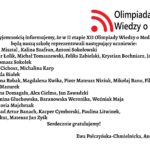 Grafika ma formę białego prostokątnego plakatu/ogłoszenia z czarnym tekstem oraz kolorowym logotypem w górnej części. Całość jest ułożona w sposób przejrzysty – treść znajduje się na środku, tekst wyrównany głównie do lewej. Górna część grafiki W górnym prawym rogu znajduje się logotyp Olimpiady Wiedzy o Mediach. Logo składa się z trzech elementów: Czerwony symbol przypominający: trzy łuki o rosnącej długości, ułożone jeden pod drugim, łuki są skierowane w prawo i wyglądają jak „sygnał” lub „fale radiowe”. Po lewej stronie łuków znajduje się czerwona kropka – razem z łukami przypomina ikonę sygnału Wi-Fi. Po prawej stronie tego symbolu znajdują się dwa wiersze tekstu w czarnym kolorze: w pierwszym wierszu większą czcionką: „Olimpiada” w drugim, mniejszą czcionką: „Wiedzy o Mediach” W lewym górnym rogu, dużo mniejszy niż logotyp, znajduje się szary, okrągły znak graficzny przypominający pieczęć lub herb uczelni – ma okrągłą ramkę i jasne elementy w środku, najpewniej wizerunek postaci lub symbolu. Jest lekko prześwitujący (jak znak wodny). Centralna część – główna treść ogłoszenia Tekst jest zapisany czarną, dość dużą czcionką, w języku polskim. Treść brzmi: „Z przyjemnością informujemy, że w II etapie XII Olimpiady Wiedzy o Mediach będą naszą szkołę reprezentowali następujący uczniowie:” Poniżej znajduje się lista klas i uczniów. Każda linia zaczyna się od skrótu „KL.” oznaczającego klasę, dalej numer klasy oraz myślnik, po którym wypisani są uczniowie. Lista dokładnie w takiej kolejności: Kl. 1G – Alicja Misztal, Kalina Szafran, Antoni Sokołowski Kl. 1D – Oskar Łolik, Michał Tomaszewski, Feliks Zabielski, Krystian Bochniarz, Jakub Krawczyk, Tomasz Sokołek ** Kl. 1F** – Lena Cichosz, Michalina Karp Kl. 2A – Magda Białek Kl. 2D – Milena Robak, Magdalena Kwika, Piotr Mateusz Niziuk, Mikołaj Bano, Filip Koziński Kl. 3A – Igor Mazurek Kl. 3B – Hanna Domagała, Alex Cielma, Jan Zawadzki Kl. 3C – Antonina Głuchowska, Baranowska Weronika, Woźniak Maja Kl. 3G – Wiktoria Majchrzak Kl. 4F – Konrad Artur Banach, Kacper Cymborski, Paulina Litwinek, Klaudia Mańkut, Mateusz Jan Zysk Pod główną listą, w odstępie: „Serdecznie gratulujemy!”