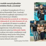 Grafika ma formę poziomego plakatu informacyjnego podzielonego na dwie części: Lewa strona – obszerna część tekstowa z informacją o zawodach pływackich. Prawa strona – dwie zdjęcia z basenu, jedno nad drugim. Tło całej grafiki jest jasne, kremowo-beżowe, co nadaje jej spokojny, szkolny charakter. Opis części tekstowej (lewa część grafiki) Tekst jest zapisany czarną i czerwoną czcionką. Nagłówki są większe i pogrubione. Fragmenty z nazwiskami zawodników wyróżnione są kolorem czerwonym. Nagłówek główny (duża czcionka, pogrubiony): „Brązowe medale naszych pływaków w Wojewódzkim Finale „Licealiady” Druga linijka: „w Wojewódzkim Finale „Licealiady” – również duża, pogrubiona. Treść akapitu (mniejsza, czarna czcionka): Opisuje odbycie zawodów 27 listopada w krytej pływalni SP nr 23 w Lublinie i sukces reprezentacji I LO. Lista zawodniczek (wyróżniona kolorem czerwonym): Jagoda Roczon, kl. 4F Weronika Baranowska, kl. 3C Michalina Szkoda, kl. 3E Sara Bukowska, kl. 2E Julia Dymowicz, kl. 2A Lena Cichosz, kl. 1F Podano, że drużyna zdobyła III miejsce w sztafecie 6×25 m stylem dowolnym. Informacja o zawodniku indywidualnym (również czerwonym): Wyróżnione imię i nazwisko: Aleksander Dąbek, uczeń kl. 3B Zdobył III miejsce w 50 m stylem motylkowym. Zakończenie: Słowa gratulacji: „Serdecznie gratulujemy wszystkim zawodnikom i życzymy dalszych sukcesów!” Na końcu mała linijka informacyjna: „Opiekun grupy: Paweł Zdeb”