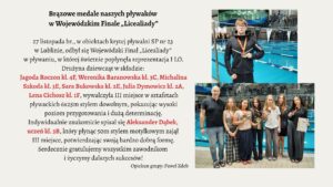 Grafika ma formę poziomego plakatu informacyjnego podzielonego na dwie części:

Lewa strona – obszerna część tekstowa z informacją o zawodach pływackich.

Prawa strona – dwie zdjęcia z basenu, jedno nad drugim.

Tło całej grafiki jest jasne, kremowo-beżowe, co nadaje jej spokojny, szkolny charakter.

Opis części tekstowej (lewa część grafiki)

Tekst jest zapisany czarną i czerwoną czcionką. Nagłówki są większe i pogrubione. Fragmenty z nazwiskami zawodników wyróżnione są kolorem czerwonym.

Nagłówek główny (duża czcionka, pogrubiony):

„Brązowe medale naszych pływaków w Wojewódzkim Finale „Licealiady”
Druga linijka: „w Wojewódzkim Finale „Licealiady” – również duża, pogrubiona.

Treść akapitu (mniejsza, czarna czcionka):

Opisuje odbycie zawodów 27 listopada w krytej pływalni SP nr 23 w Lublinie i sukces reprezentacji I LO.

Lista zawodniczek (wyróżniona kolorem czerwonym):

Jagoda Roczon, kl. 4F

Weronika Baranowska, kl. 3C

Michalina Szkoda, kl. 3E

Sara Bukowska, kl. 2E

Julia Dymowicz, kl. 2A

Lena Cichosz, kl. 1F

Podano, że drużyna zdobyła III miejsce w sztafecie 6×25 m stylem dowolnym.

Informacja o zawodniku indywidualnym (również czerwonym):

Wyróżnione imię i nazwisko:
Aleksander Dąbek, uczeń kl. 3B
Zdobył III miejsce w 50 m stylem motylkowym.

Zakończenie:

Słowa gratulacji:
„Serdecznie gratulujemy wszystkim zawodnikom i życzymy dalszych sukcesów!”

Na końcu mała linijka informacyjna:
„Opiekun grupy: Paweł Zdeb”