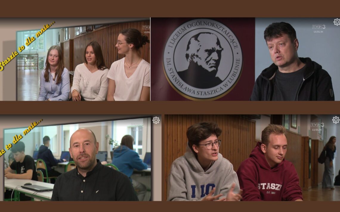 Obraz jest dużą, poziomą grafiką podzieloną na cztery prostokątne kadry, ułożone w dwóch rzędach po dwa kadry. Tło, na którym znajdują się kadry, jest jednolicie brązowe. Każdy kadr pochodzi z materiału telewizyjnego TVP3 Lublin – w prawym górnym rogu części ujęć widać logo „TVP3 LUBLIN” oraz ikonę białego koła z małą zębatką w środku (symbol ustawień kamery). W lewym górnym i lewym dolnym kadrze po skosie, żółtym, odręcznym pismem znajduje się tekst: „Staszyc to dla mnie…” Kadr 1 – lewy górny róg Scena z trzema uczennicami siedzącymi na ławce Kadr przedstawia trzy nastoletnie uczennice siedzące obok siebie na ławce w szkolnym korytarzu. Ujęcie jest jasne i naturalnie oświetlone – za ich plecami znajduje się duże, przeszklone wejście lub hol z jasnymi ścianami, przez które wpada dzienne światło. Tło i otoczenie: Po lewej stronie widać otwarte przestronne miejsce z białymi ścianami i przeszklonymi drzwiami prowadzącymi na zewnątrz lub do innego skrzydła szkoły. Podłoga jasna, odbijająca światło. Za uczennicami drewniana boazeria w ciepłym odcieniu. Wygląd uczennic: Uczennica po lewej Siedzi lekko pochylona w przód. Ma jasną cerę i długie, proste włosy w odcieniu blond wpadającym w popiel. Ubrana w jasnoniebieską, długą bluzę lub sweter z długimi rękawami. Ręce trzyma na kolanach. Uczennica pośrodku Ma średniej długości brązowe włosy, proste, z przedziałkiem. Ubrana w jasny, kremowo-biały sweter bez wzorów. Jej postawa jest swobodna, dłonie trzyma na udach. Twarz w delikatnym uśmiechu. Uczennica po prawej Włosy ciemnobrązowe, spięte w luźny kok. Nosi białą, prostą koszulkę z krótkim rękawem. Ma okulary w cienkich oprawkach. Lekko odwraca głowę w stronę koleżanek, uśmiechnięta. Dodatkowy element: U góry po przekątnej, żółty napis o miękkich, zaokrąglonych literach: „Staszyc to dla mnie…” Kadr 2 – prawy górny róg Scena z mężczyzną wypowiadającym się przed kamerą Po lewej stronie widać duże, okrągłe logo szkoły na bordowym tle. Po prawej – mężczyznę udzielającego wypowiedzi. Logo szkoły (opis graficzny): Jest to okrąg z białym środkiem, obramowany czarną i złotą linią. W środku znajduje się czarny profil starszego mężczyzny – broda, nos, włosy ukazane w stylizowanym, lekko graficznym rysunku. W otoku widnieje napis: „I LICEUM OGÓLNOKSZTAŁCĄCE IM. STANISŁAWA STASZICA W LUBLINIE” Mężczyzna po prawej stronie: Wygląda na około 40–55 lat. Ma krótkie, ciemne włosy, lekko potargane. Twarz jasna, bez zarostu. Ma na sobie ciemną bluzę z kapturem i czarną koszulkę pod spodem. Patrzy w stronę kamery, usta uchylone jakby był w trakcie wypowiedzi. Tło: Za mężczyzną jednolita niebieskoszara ściana. W prawym górnym rogu logo „TVP3 LUBLIN” oraz ikona zębatki. Kadr 3 – lewy dolny róg Scena z mężczyzną na tle sali komputerowej To ujęcie przedstawia dorosłego mężczyznę siedzącego lub stojącego blisko kamery, podczas gdy za nim uczniowie pracują przy komputerach. Postać na pierwszym planie: Mężczyzna jest łysy, z krótkim zarostem. Ubrany w ciemną koszulę zapinaną na guziki. Wyraz twarzy spokojny, lekko uśmiechnięty. Patrzy prosto w kamerę. Tło i sala: Klasa komputerowa. Na zielonych krzesłach siedzą uczniowie pracujący przy laptopach. Widzimy kilku nastolatków, choć nie widać ich twarzy wyraźnie – są odwróceni tyłem lub bokiem. Ściany jasne, okna duże z białymi ramami. Dodatkowy napis: Tak jak w pierwszym kadrze, po skosie znajduje się żółty tekst: „Staszyc to dla mnie…” W górnym prawym rogu widoczne logo „TVP3 LUBLIN” oraz ikona zębatki. Kadr 4 – prawy dolny róg Dwóch uczniów siedzących obok siebie w szkolnym korytarzu Obaj wyglądają na nastolatków, siedzą bokiem do kamery, zwróceni nieco w swoją stronę – jak w trakcie rozmowy. Uczeń po lewej stronie: Ma krótkie, ciemne włosy. W okularach o cienkich oprawkach. Ubrany w jasnoszarą bluzę z niebieskim nadrukiem: „ILO”. Gestykuluje obiema rękami, co sugeruje, że mówi. Uczeń po prawej stronie: Ma krótsze, bardzo jasne blond włosy. Ubrany w bordową lub ciemnoczerwoną bluzę z białym napisem: „STASZIC” (pod spodem drobniejsze litery, trudne do odczytania w kadrze). Patrzy w dół, z lekkim uśmiechem, jakby słuchał kolegi. Tło korytarza: Drewniana boazeria. Jasne podłogi. W oddali widać innych uczniów chodzących korytarzem, jednolita szkolna atmosfera. W górnym rogu ponownie logo TVP3 i ikonka zębatki.