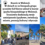 Grafika składa się z dziewięciu zdjęć ułożonych wokół dużego, centralnego bloku tekstu. Kolaż ma formę prostokąta w orientacji poziomej. 1. Centralny blok tekstu (środek grafiki) Na białym tle, czarną, elegancką czcionką znajduje się tekst: „Staszic w Walencji. W dniach 15–22 listopada grupa uczniów ILO bierze udział w kursie języka hiszpańskiego w Walencji. Uczniowie doskonalą swoje umiejętności językowe, zwiedzają miasto, poznają kulturę i obyczaje.” Nad tekstem, po lewej stronie, znajduje się czarno-biały okrągły logotyp z wizerunkiem mężczyzny (stylizowanego, graficznego portretu), z napisem biegnącym wokół okręgu. Napis nie jest dokładnie czytelny na obrazie. Opis poszczególnych zdjęć (zgodnie z ich pozycją w kolażu) 2. Zdjęcie górne lewe – uczniowie na plaży (poziome) Grupa około 30–35 młodych osób stoi na piaszczystej plaży, tyłem do aparatu. Sylwetki są różnorodne – krótkie i długie włosy, jasne, ciemne, w różnych ubraniach: jeansy, bluzy, T-shirty, jasne i pastelowe kolory. Przed nimi widać morze i szeroką linię brzegową. Dalej – rząd palm i białe budynki kurortowe. Niebieskie niebo z lekkimi chmurami. Uczniowie wydają się słuchać instruktora lub robić ćwiczenie językowe. 3. Zdjęcie górne prawe – sala lekcyjna (poziome) Niewielka prostokątna sala z białymi ścianami i jasnym sufitem z oświetleniem LED. W środku sitter ok. 15–18 uczniów siedzących przy stołach – kobiety i mężczyźni, w wieku szkolnym, w zwykłych ubraniach. Stoły są białe, krzesła czerwono-czarne. W tle plakat z napisem „València” oraz logo szkoły językowej. Atmosfera szkolna. 4. Zdjęcie środkowe lewe – amfiteatr (poziome) Duża grupa – około 40 uczniów – siedzi na jasnych kamiennych stopniach amfiteatru na świeżym powietrzu. Amfiteatr wykonany z beżowego kamienia, wysoki, półkolisty, z murami i widocznymi przejściami w górnej części. Uczniowie siedzą stopniowo, jedni blisko, inni wyżej. Niektórzy trzymają plecaki. Nad nimi fragment zielonych drzew i czyste niebo. 5. Zdjęcie środkowe – drzewo i pomnik (pionowe) W kadrze widoczny duży, okrągły plac otoczony zielenią. Na pierwszym planie z lewej – rozłożyste drzewo z dużą ilością żółto-zielonych liści. W centrum – jasny, marmurowy pomnik w formie wysokiego, prostego postumentu, na którym stoi ciemna, metalowa figura przedstawiająca mężczyznę w długim płaszczu. Przed pomnikiem stoi grupa uczniów, część robi zdjęcia. W tle widać jasne budynki mieszkalne. 6. Zdjęcie środkowe prawe – panorama miasta (pionowe) Grupa uczniów stoi na kamiennej platformie widokowej. Za nimi rozpościera się szeroka panorama Walencji lub okolic – gęste zabudowania o jasnych kolorach, pomarańczowe dachy, wzgórza i jasne niebo. Uczniowie stoją w rzędzie, niektórzy robią zdjęcia telefonami. 7. Zdjęcie dolne lewe – zabytkowa brama z murami (poziome) Na zdjęciu widać dużą, jasnobeżową, kamienną bramę z wysokimi murami obronnymi. Po obu stronach bramy znajdują się szerokie, symetryczne schody prowadzące na mury. Pod bramą zgromadzona jest duża grupa uczniów pozujących do zdjęcia. W tle jasne niebo. 8. Zdjęcie dolne środkowe – bulwar palmowy (pionowe) Szeroka alejka biegnąca wzdłuż morza lub promenady. Po obu stronach rosną wysokie palmy, równomiernie rozmieszczone. Niebo jest bardzo niebieskie, z kilkoma białymi chmurami. Na horyzoncie widać plażę i nieliczne osoby. 9. Zdjęcie dolne prawe – uczniowie w parku (poziome) Uczniowie stoją w długiej grupie na alejce w parku. Na lewo od nich instruktorka lub przewodniczka wykonuje gest ręką, jakby tłumaczyła lub pokazywała coś. Wokół dużo zieleni – palmy, niskie krzewy, drzewa z żółtymi liśćmi. Niebo czyste i błękitne. Podsumowanie charakteru całej grafiki Całość prezentuje kolaż zdjęć z wyjazdu edukacyjnego do Walencji, pokazujący: zajęcia w sali językowej, zwiedzanie miasta, zdjęcia grupowe w zabytkowych miejscach, krajobrazy – plaże, palmy, panorama miasta, aktywności edukacyjne i kulturalne. Grafika jest jasna, pogodna, kolorowa, pełna słońca i przestrzeni.