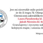 Grafika informacyjna z logo Olimpiady Chemicznej oraz tekstem ogłoszenia o zakwalifikowaniu Laury Paradowskiej (kl. 4f) i Jakuba Niemiry (kl. 4d) do II etapu 72. Olimpiady Chemicznej, z gratulacjami i podpisem Małgorzaty Kasprzak.