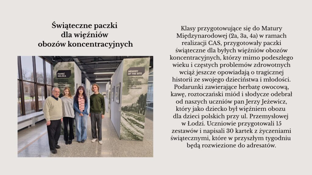 Grafika składa się z tytułu, zdjęcia oraz tekstu informacyjnego. Po lewej stronie widnieje tytuł: „Świąteczne paczki dla więźniów obozów koncentracyjnych”. Pod nim znajduje się zdjęcie czterech osób stojących w jasnym holu muzealnym, obok paneli wystawy o pamięci Majdanka. Od lewej: starszy mężczyzna w jasnym swetrze, obok niego dwie młode dziewczyny (jedna w szarej bluzie, druga w granatowej kurtce z różowym szalikiem), a po prawej młody chłopak w zielonej bluzie. Po prawej stronie grafiki znajduje się blok tekstu informujący, że uczniowie klas IB przygotowali świąteczne paczki i kartki dla byłych więźniów obozów koncentracyjnych, a dary odebrał pan Jerzy Jeżewicz — były więzień obozu dla dzieci w Łodzi.