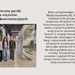 Grafika składa się z tytułu, zdjęcia oraz tekstu informacyjnego. Po lewej stronie widnieje tytuł: „Świąteczne paczki dla więźniów obozów koncentracyjnych”. Pod nim znajduje się zdjęcie czterech osób stojących w jasnym holu muzealnym, obok paneli wystawy o pamięci Majdanka. Od lewej: starszy mężczyzna w jasnym swetrze, obok niego dwie młode dziewczyny (jedna w szarej bluzie, druga w granatowej kurtce z różowym szalikiem), a po prawej młody chłopak w zielonej bluzie. Po prawej stronie grafiki znajduje się blok tekstu informujący, że uczniowie klas IB przygotowali świąteczne paczki i kartki dla byłych więźniów obozów koncentracyjnych, a dary odebrał pan Jerzy Jeżewicz — były więzień obozu dla dzieci w Łodzi.