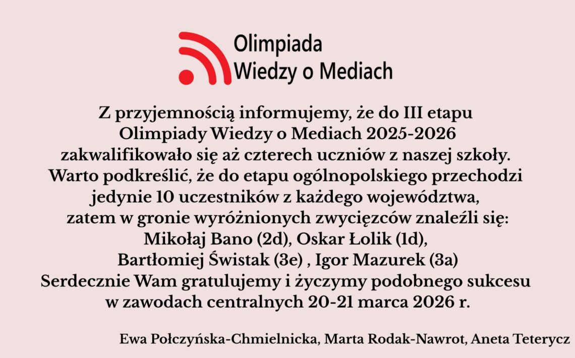 Grafika informacyjna utrzymana w jasnoróżowej kolorystyce. U góry znajduje się logo Olimpiady Wiedzy o Mediach – czerwony symbol fali sygnału oraz czarny napis. Niżej zamieszczono tekstową informację o sukcesie uczniów I LO im. Staszica: czterech uczniów zakwalifikowało się do III etapu Olimpiady 2025/2026. Wymieniono nazwiska: Mikołaj Bano, Oskar Lolik, Bartłomiej Świstak i Igor Mazurek. Na dole widnieją podpisy nauczycielek: Ewa Połczyńska-Chmielnicka, Marta Rodak-Nawrot, Aneta Teterycz.