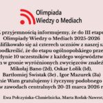 Grafika informacyjna utrzymana w jasnoróżowej kolorystyce. U góry znajduje się logo Olimpiady Wiedzy o Mediach – czerwony symbol fali sygnału oraz czarny napis. Niżej zamieszczono tekstową informację o sukcesie uczniów I LO im. Staszica: czterech uczniów zakwalifikowało się do III etapu Olimpiady 2025/2026. Wymieniono nazwiska: Mikołaj Bano, Oskar Lolik, Bartłomiej Świstak i Igor Mazurek. Na dole widnieją podpisy nauczycielek: Ewa Połczyńska-Chmielnicka, Marta Rodak-Nawrot, Aneta Teterycz.