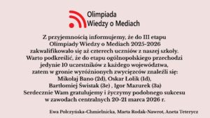 Grafika informacyjna utrzymana w jasnoróżowej kolorystyce. U góry znajduje się logo Olimpiady Wiedzy o Mediach – czerwony symbol fali sygnału oraz czarny napis. Niżej zamieszczono tekstową informację o sukcesie uczniów I LO im. Staszica: czterech uczniów zakwalifikowało się do III etapu Olimpiady 2025/2026. Wymieniono nazwiska: Mikołaj Bano, Oskar Lolik, Bartłomiej Świstak i Igor Mazurek. Na dole widnieją podpisy nauczycielek: Ewa Połczyńska-Chmielnicka, Marta Rodak-Nawrot, Aneta Teterycz.