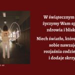 Na bordowym tle umieszczono zdjęcie osoby stojącej tyłem na środku szkolnego korytarza. Osoba ubrana jest na jasno i ma na plecach napis „I ♥ Stas”. Po obu stronach sylwetki widoczne są świetlne smugi tworzące kształt skrzydeł. Po prawej stronie grafiki znajduje się biały tekst świątecznych życzeń: „W świątecznym czasie życzymy Wam spokoju, zdrowia i bliskości. Niech światło, które niesiemy sobie nawzajem w ‘Stasiu’, rozjaśnia codzienność i dodaje skrzydeł!”. W lewym dolnym rogu podpis: „fot. Weronika Lichota – kl. 4A”.